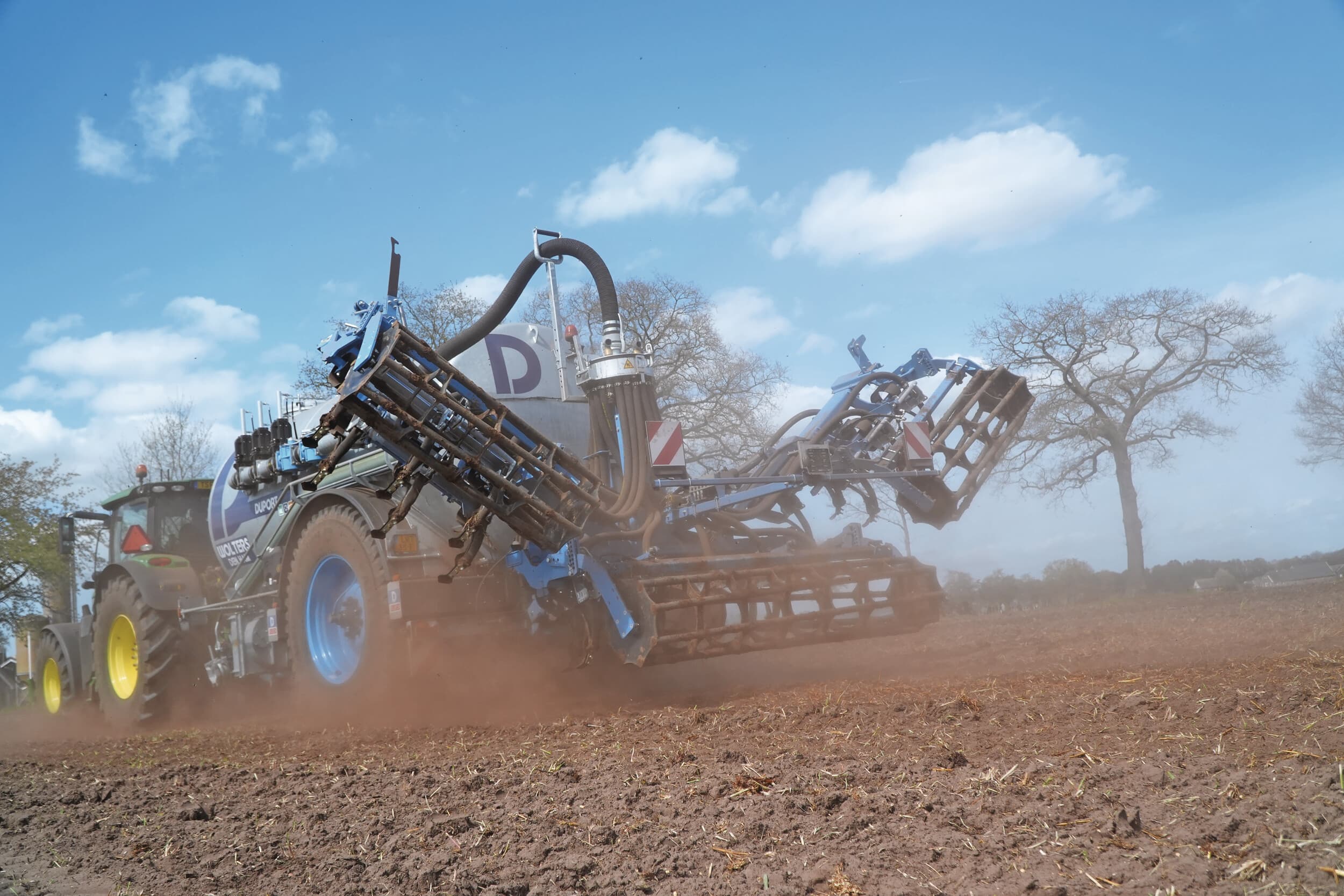 Duport breidt uit met twee nieuwe bouwlandbemesters: de SB-serie schijvenegbemesters en de TB-serie triltandbemesters. Ze zijn leverbaar met een werkbreedte variërend van 3 tot 6 meter en voorzien van slimme details. Foto's: Lucas van de Weijer