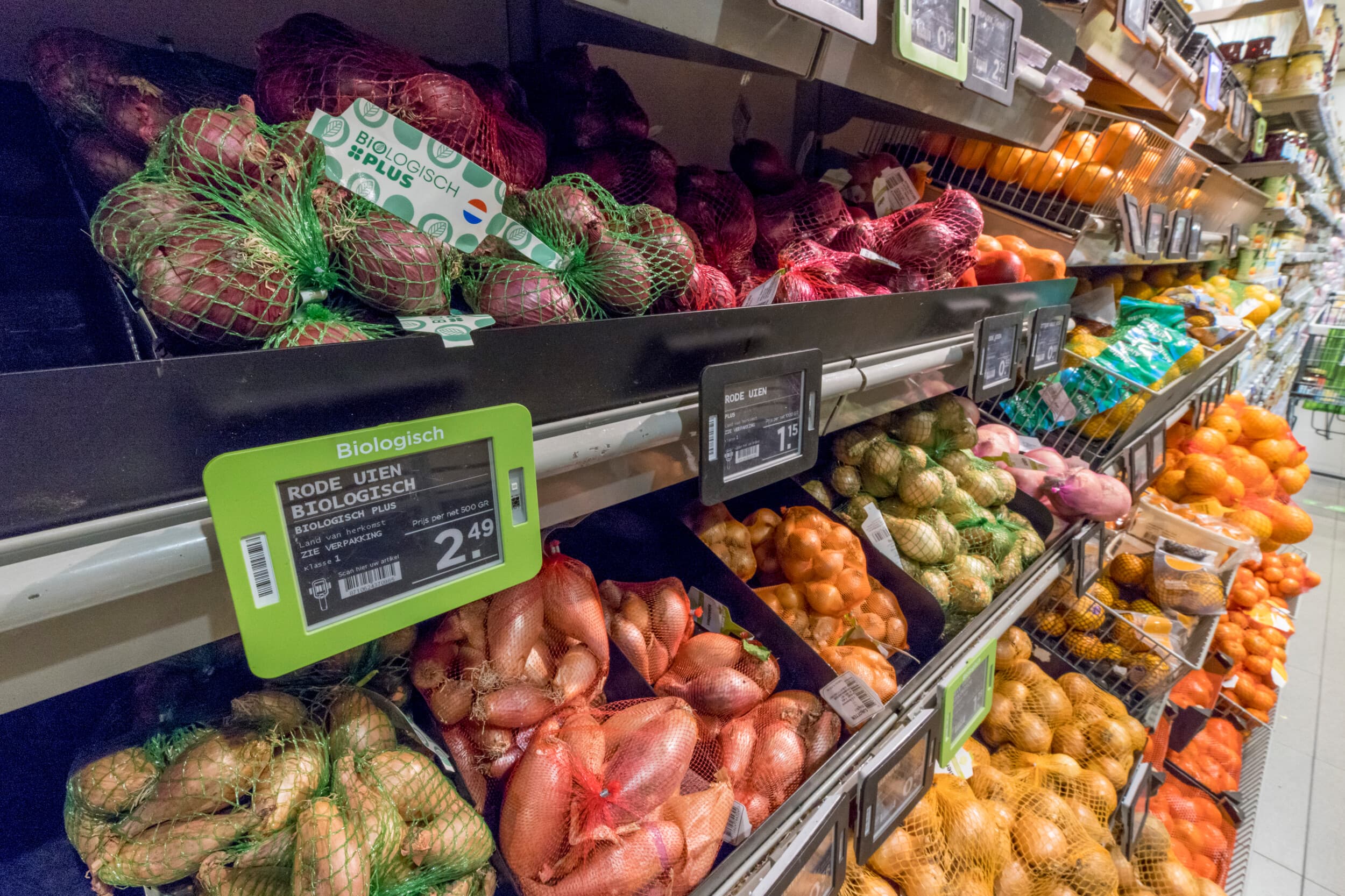 Vergaderboer ziet dat consumenten biologisch belangrijk vinden, maar in de supermarkt vooral kiezen voor lage prijzen. Archieffoto ter illustratie. Foto: Koos Groenewold