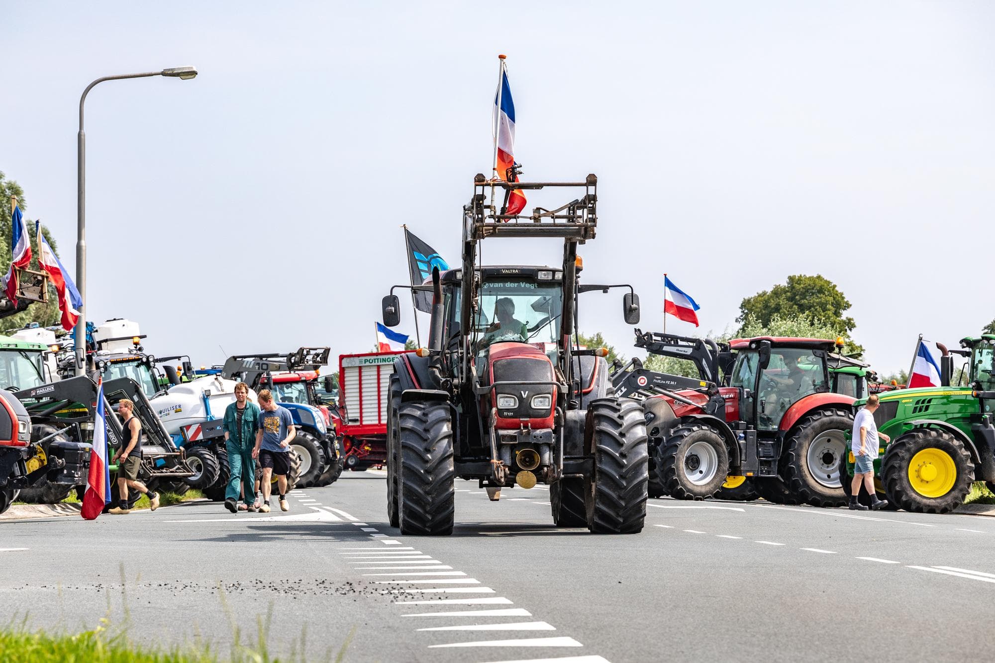 Actievoerende boeren blokkeren de N351 in Friesland, tussen Wolvega en Kuinre. Foto: ANP
