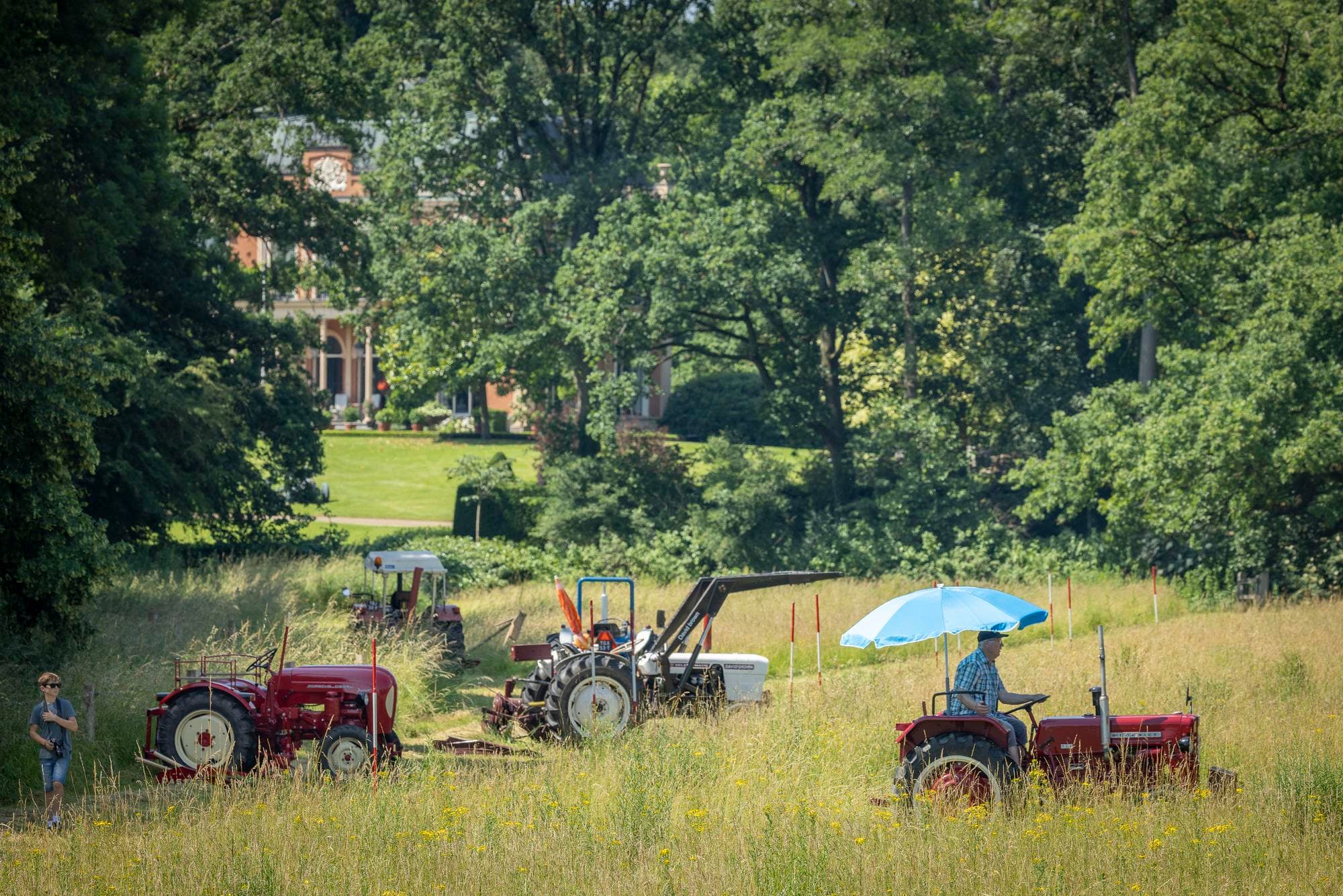 De jaarlijkse oldtimermaaidag van oldtimerclub SCV-Oldtimers uit Emst is kleinschalig, maar heel gezellig. Met klassieke trekkers en machines gaat het gras eraf. Deelnemers en publiek genieten van de charmante trekkertjes die ooit aan het begin stonden van de schaalvergroting in de landbouw. Foto’s: Koos Groenewold