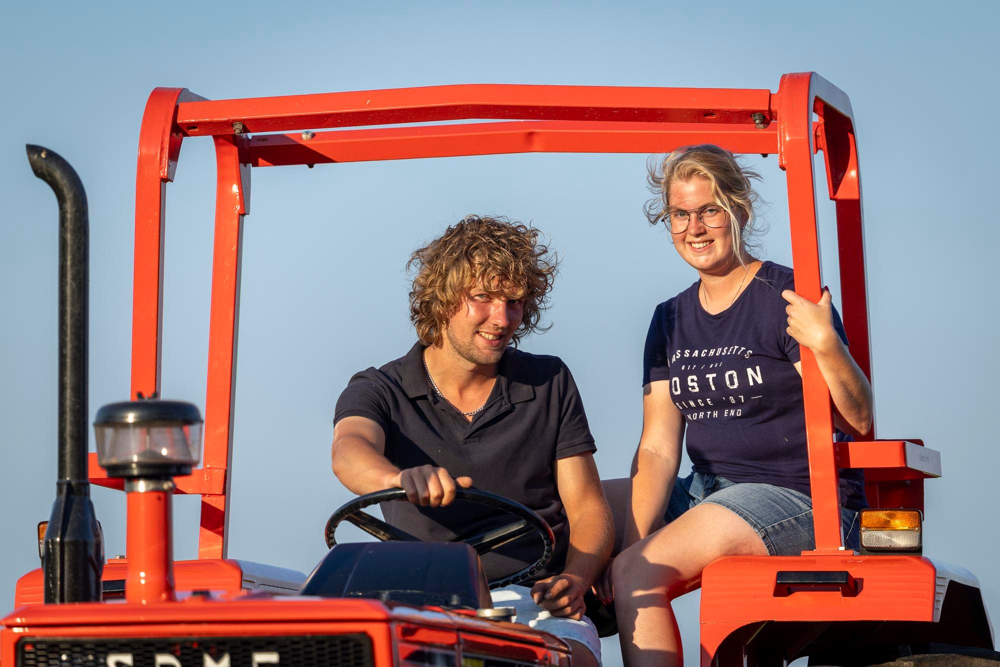 Martin (26) en Iris (25) ’t Lam wonen in het Zuid-Hollandse Stolwijk. Martin werkt bij een loonbedrijf. Hij en Iris hebben vier Same-trekkers en als het aan Martin ligt, komen er nog heel wat bij. ‘Zijn wensenlijstje is behoorlijk lang.’ Foto's: Koos Groenewold