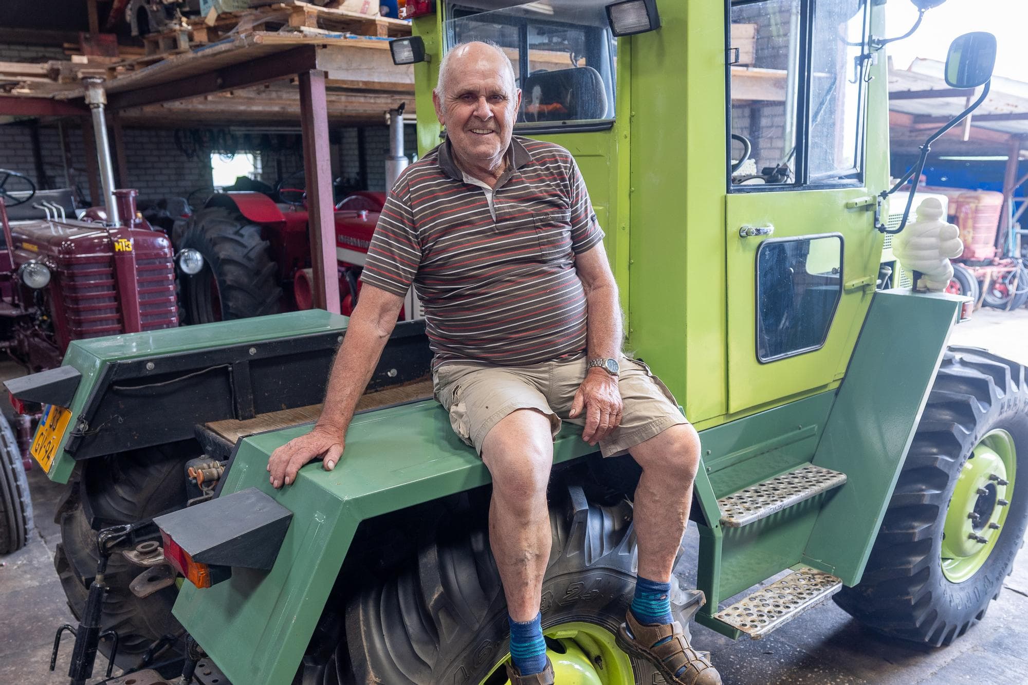 Piet van den Broek (77) woont in het Brabantse grensdorp Baarle-Nassau. De trekkerfanaat stopte in 2003 met zijn gesloten varkensbedrijf met 200 zeugen. Hij stortte zich daarna op zijn grote hobby: oldtimertrekkers. Van den Broek knapte er tientallen op. De komende jaren bouwt hij zijn verzameling van momenteel nog vijftig oldtimers langzaamaan af. Foto's: Peter Roek