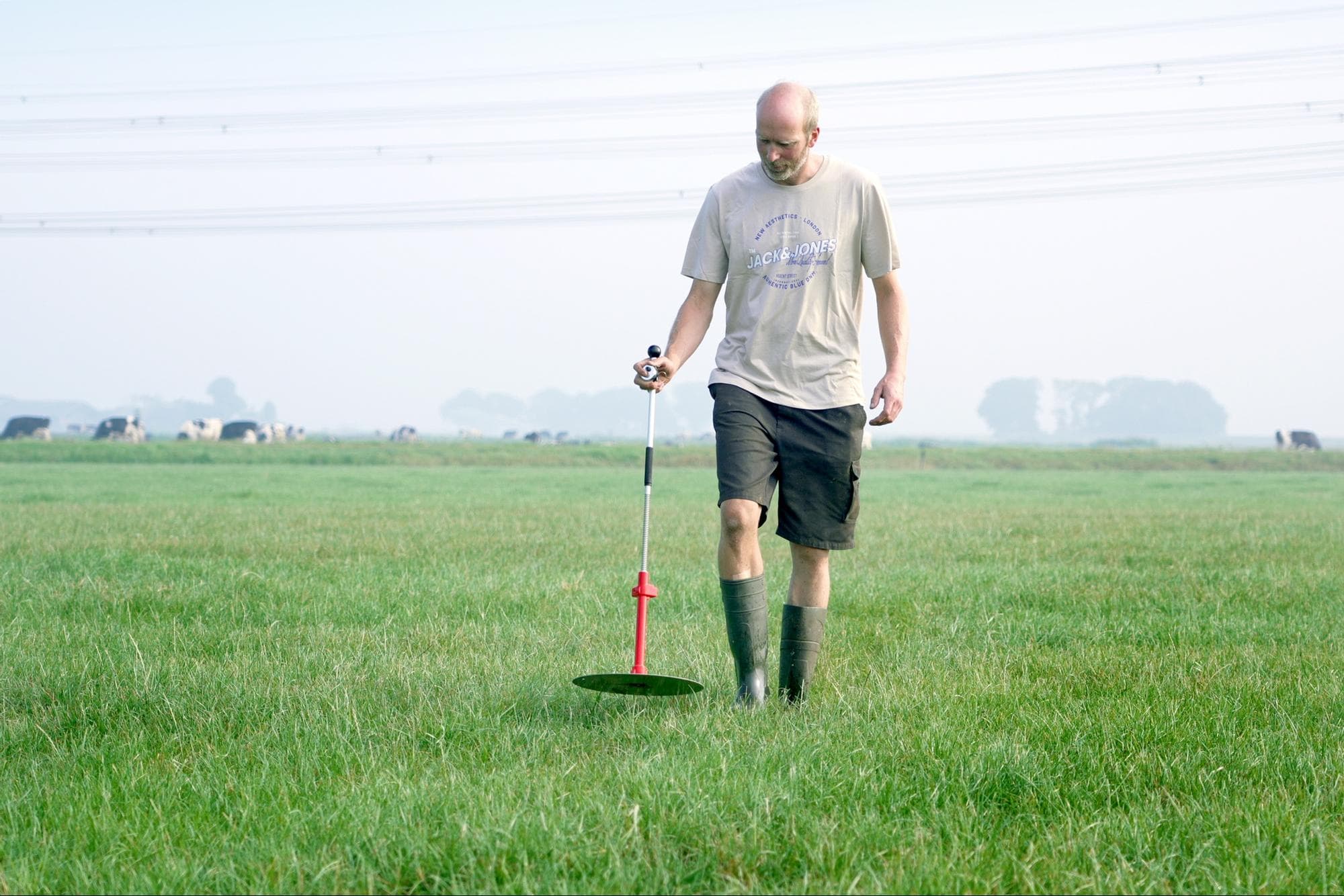 Om te weten hoeveel zijn grasland opbrengt, loopt Arjen van der Kamp regelmatig met zijn grashoogtemeter door het land. Hij houdt de opbrengsten per perceel nauwkeurig bij in zijn graslandkalender. Foto's: Jan Willem Schouten