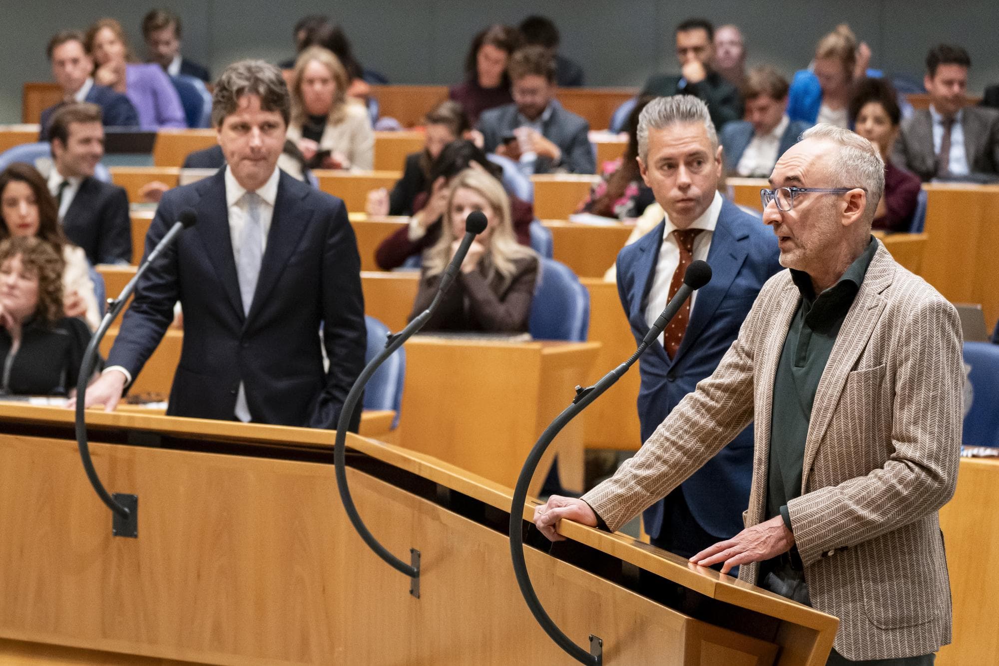 Henk Vermeer (rechts, BBB) interrumpeert tijdens de Algemene Politieke Beschouwingen in de Tweede Kamer. Op de achtergrond Chris Stoffer (midden, SGP) en Henri Bontenbal (links, CDA). Foto: ANP